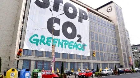 Protest pe clădirea Ministerului Economiei împotriva schimbărilor climatice