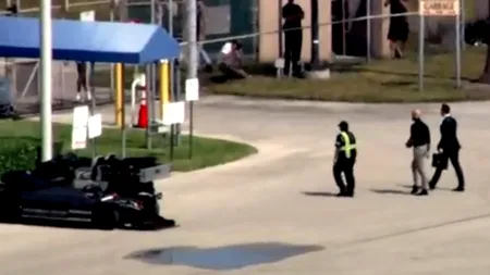 Primele imagini cu frații TATE după ce au plecat din România. Avionul a ATERIZAT în Florida. Bagajele lor, cărate cu două cărucioare