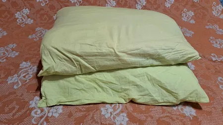 Ingredientul eficient care te ajută să scapi de mirosul de MUCEGAI din perne și plapumă. Costă mai puțin de 5 lei