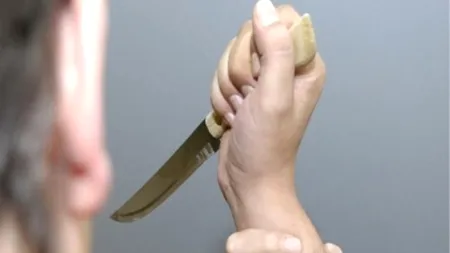 O tânără de 17 ani a ajuns la spital în stare gravă, după ce i-a spus iubitului ei că vrea să pune capăt relației