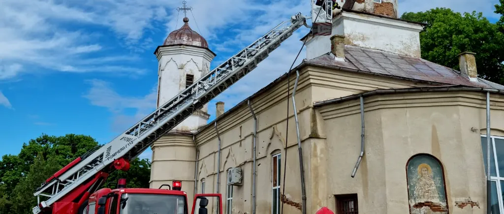 UPDATE - Turla unei biserici din județul Dolj a luat foc, după ce a fost lovită de un trăsnet