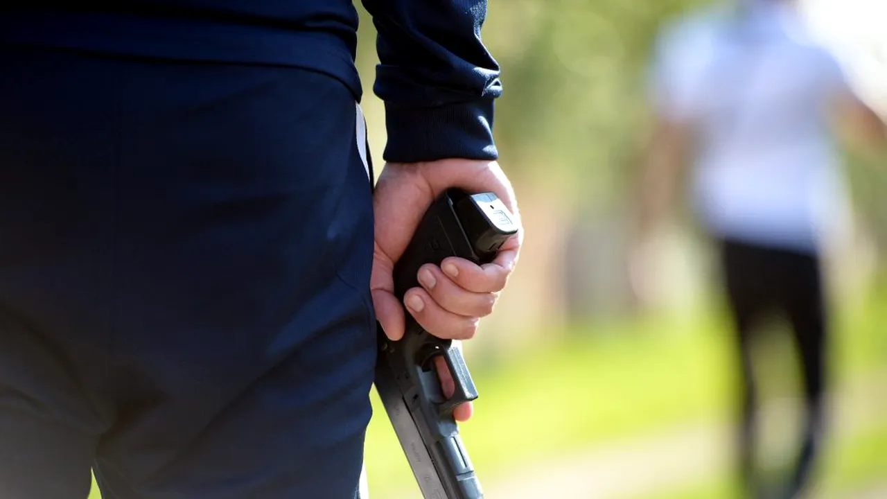 EXCLUSIV. Polițist cercetat pentru crimă într-unul dintre cele mai tulburătoare cazuri din istoria Poliției Române. Infractorul împușcat s-a trezit din morți, în drum spre INML!