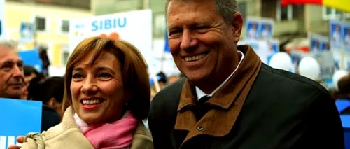 Președintele Iohannis, fotografii cu admiratori lângă bradul de Crăciun