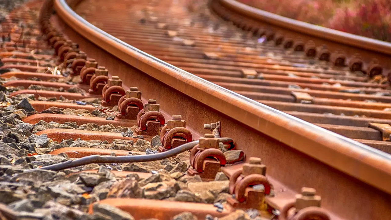 Muncitor care lucra la drumul expres Craiova-Pitești, lovit de tren. Bărbatul e în stare gravă