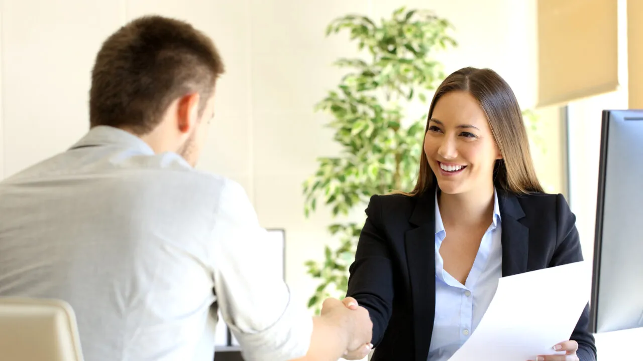 Care sunt domeniile cu cele mai multe oferte de MUNCĂ în străinătate. Salariile pot ajunge și la 12.000 de euro