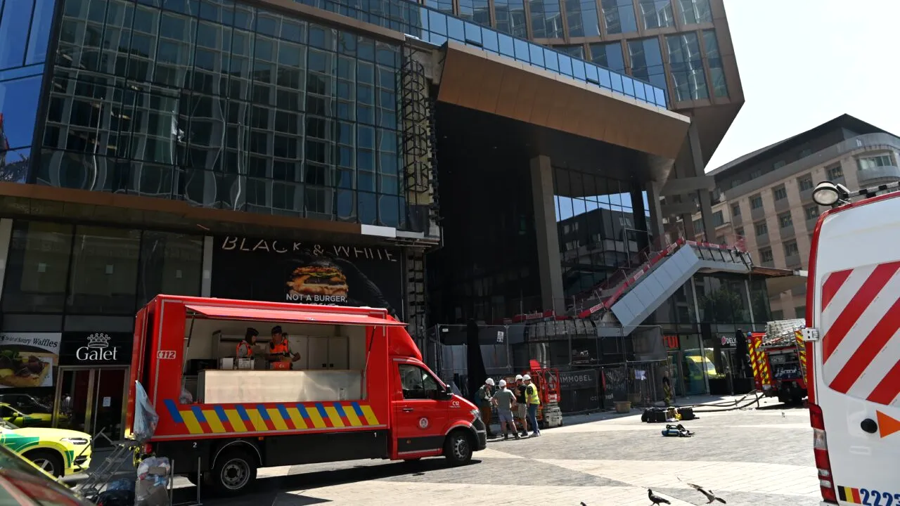 Un român a murit și un altul a fost rănit grav în incendiul din turnul Oxy din Bruxelles. Ce transmite MAE