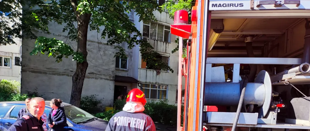 FOTO | Incendiu într-un apartament din Ploiești. Pentru a se salva, o femeie a sărit pe geam. Focul a pornit de la un scuter aflat la încărcat