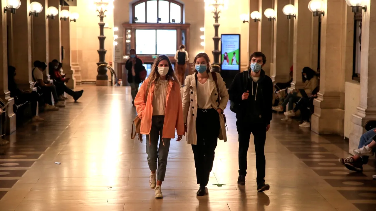 Două țări din Europa înregistrează cele mai multe cazuri zilnice de la începutul pandemiei, din cauza focarelor universitare