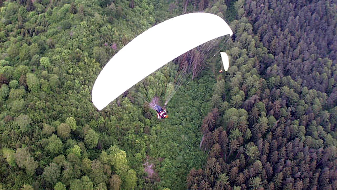 TRAGEDIE în aer pentru un instructor cu parapanta din Brașov. Acesta a murit în timpul unui zbor în tandem. Poliția a deschis o anchetă