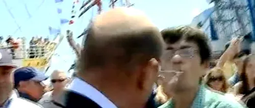 Traian Băsescu a fost scuipat în față de un tânăr, la coborârea de pe bricul Mircea. Bărbatul a fost reținut pentru ultraj. UPDATE