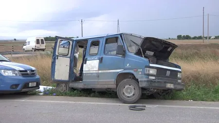 Un mort și 9 răniți după ce un microbuz cu români a lovit un camion