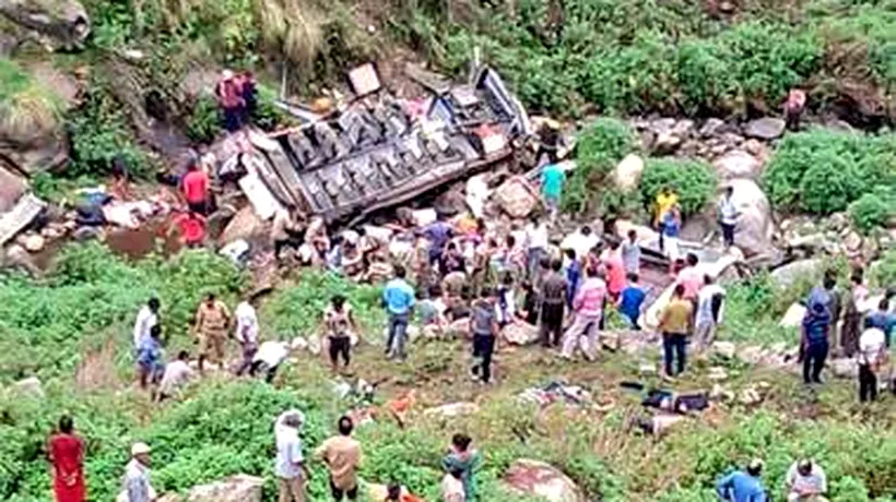Accident autobuz prăbușire prăpastie Uttarakhand India 47 morți