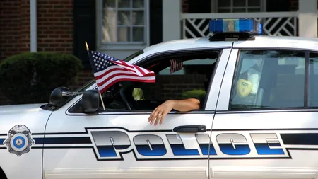 Caz șocant. Un băiețel de un an a MURIT, după ce a fost lăsat în mașină de tatăl său, care a băut bere și s-a dus la frizer