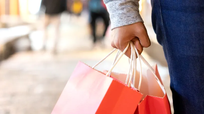 Studiu: 77% dintre consumatori au făcut deja cumpărăturile de Crăciun sau intenționează să cumpere mai devreme, de teama prețurilor tot mai mari / Aproape 70% dintre clienți își doresc să achite coșul în rate