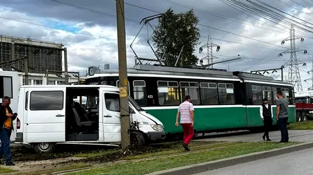Trei persoane au fost rănite, după ce un microbuz a fost lovit de un tramvai în Iași