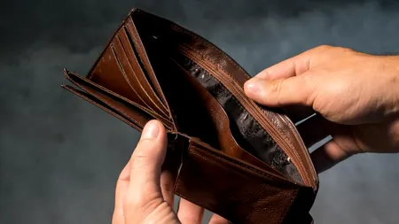 Studiu. Veniturile românilor au scăzut pe parcursul anului trecut. Doi români din cinci nu și-au achitat facturile pentru că au uitat să o facă