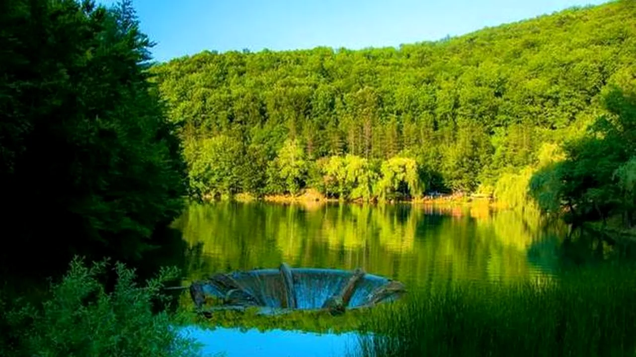 Atracție unică în România. Un lac de poveste din județul Bihor