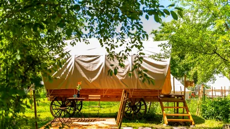 Antreprenorii din Brașov vin cu o propunere inedită pentru turiști: vacanța de Paște petrecută într-o CĂRUȚĂ. Cât costă o noapte de cazare