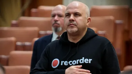 Deputatul Emanuel Ungureanu a mers la prima ședință a Parlamentului îmbrăcat într-un hanorac inscripționat cu logo-ul Recorder
