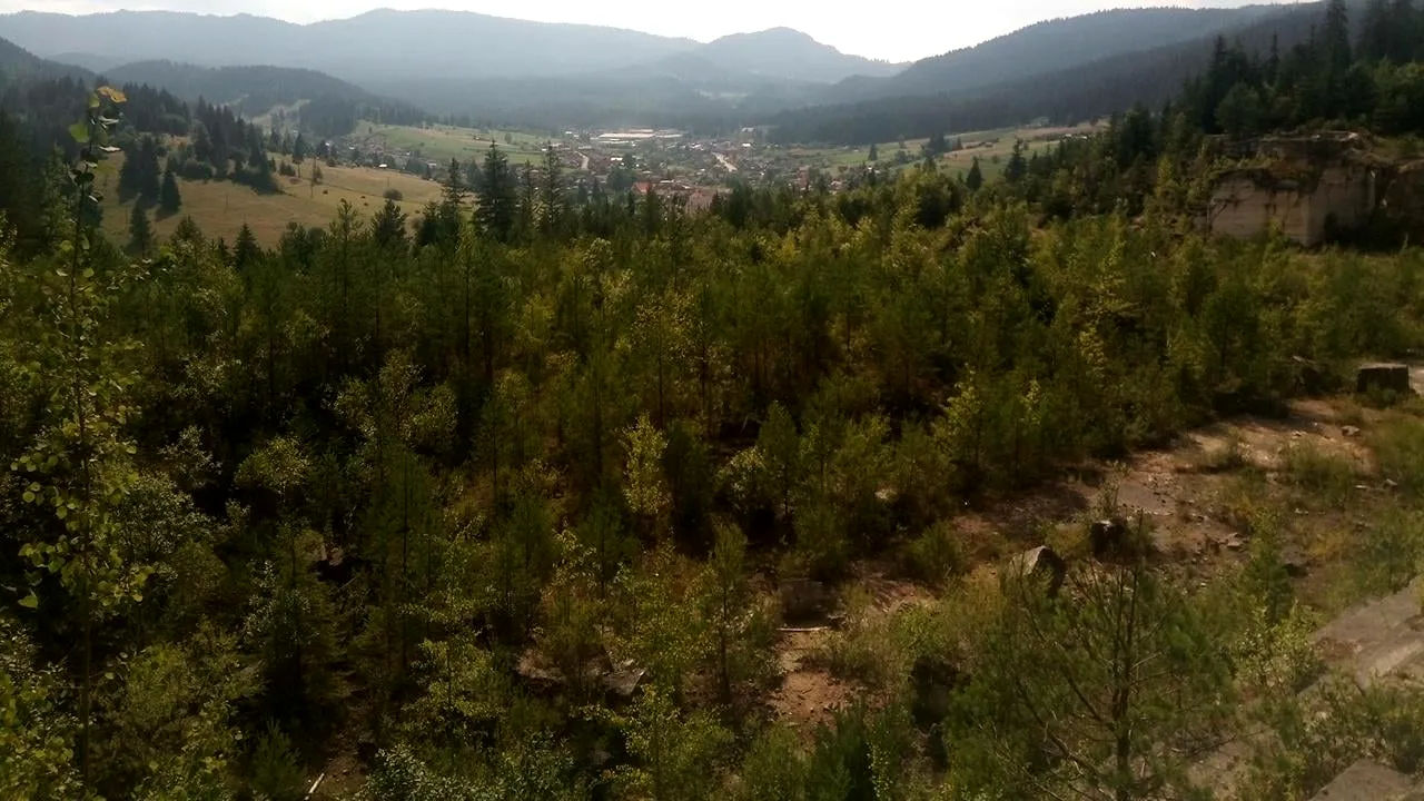 Puțini români îl cunosc! Orașul din inima României cu izvoare minerale unice