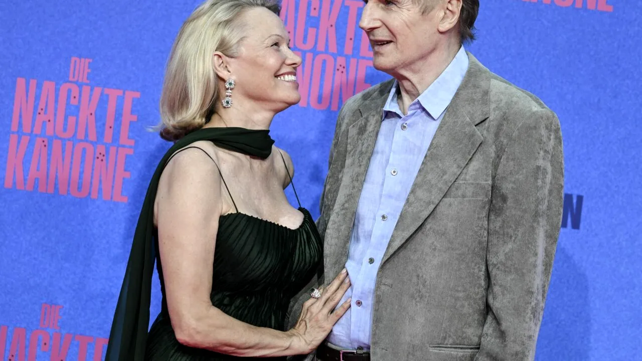 Pamela Anderson și Liam Neeson, cel mai neașteptat CUPLU de la Hollywood. Relația lor durează „de ceva vreme”