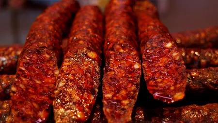 Adevărul despre cârnații din comerțul românesc:  conțin coloranți obținuți din insecte, fum lichid și chiar soluție de dezghețare a drumurilor