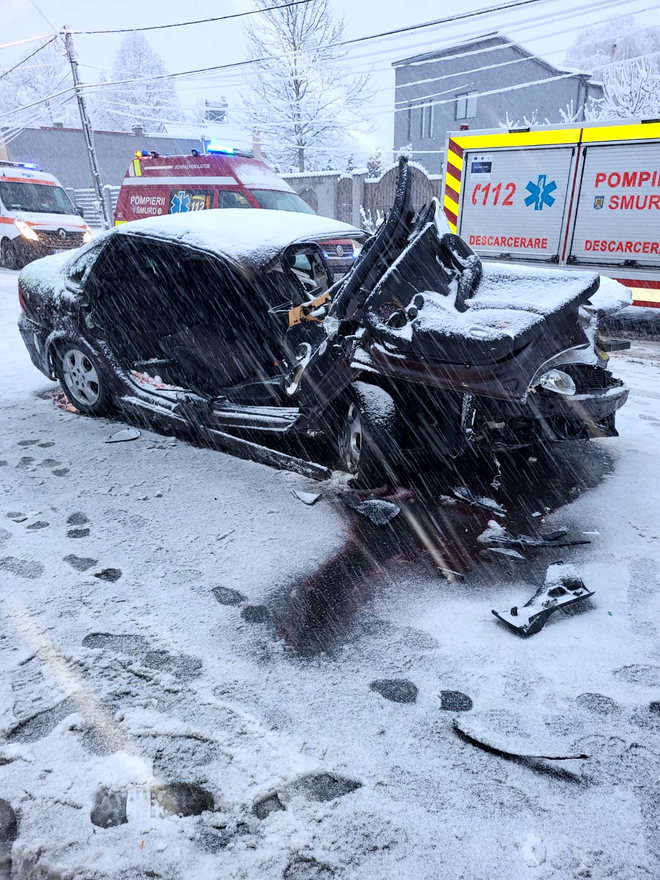 FOTO: Accident mortal la Malu Mare, județul Dolj: O mașină a intrat într-un utilaj de deszăpezire. O persoană a decedat și alte patru au ajuns la spital