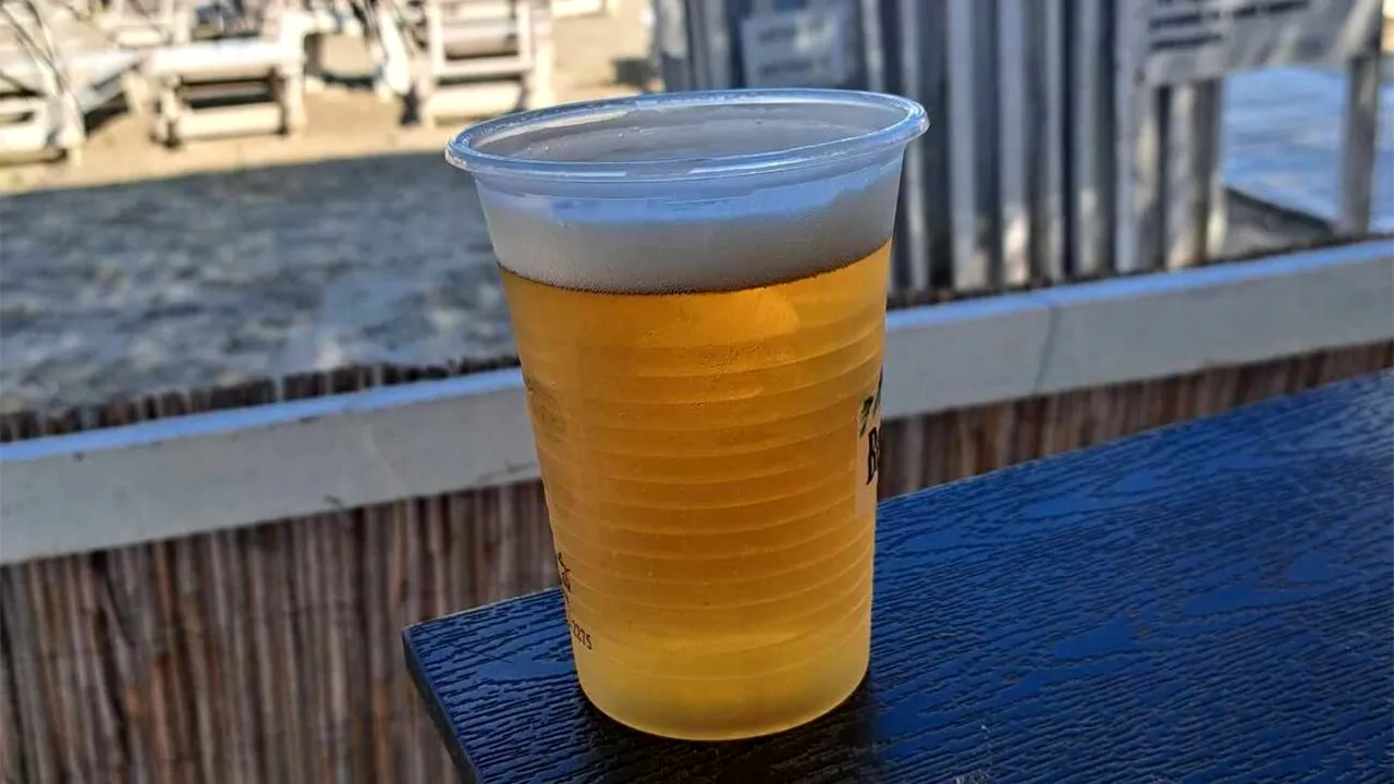 Câți euro costă un pahar de bere, pe o plajă din Thassos. Imagini realizate de un turist român aflat în concediu în Grecia