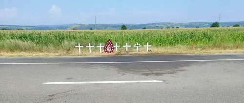 Imaginea durerii, după cea mai mare tragedie rutieră din ultimii doi ani: O coroană şi şapte cruci pe E85, unde tot atâtea persoane și-au pierdut viața