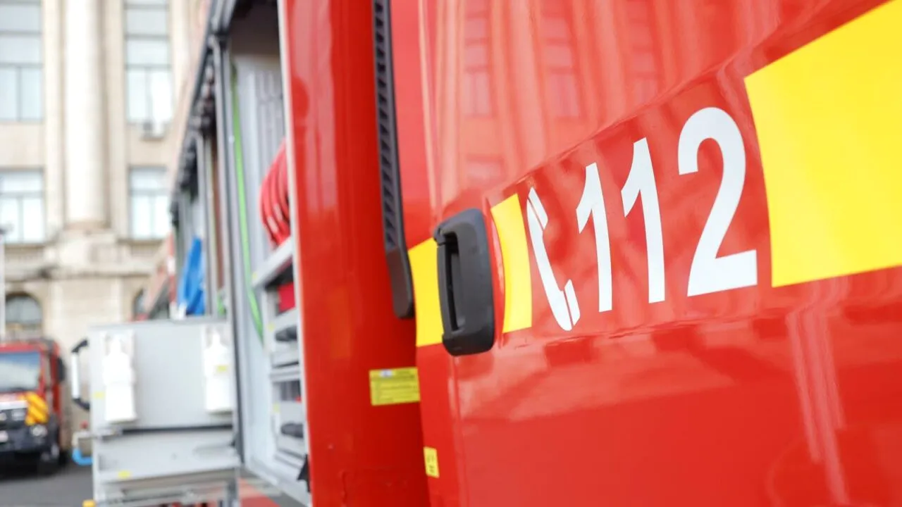 Prahova: Un autocamion care transporta mașini a luat foc. Cabina și patru autoturisme, afectate de FLĂCĂRI/ Șoferul a suferit un atac de panică