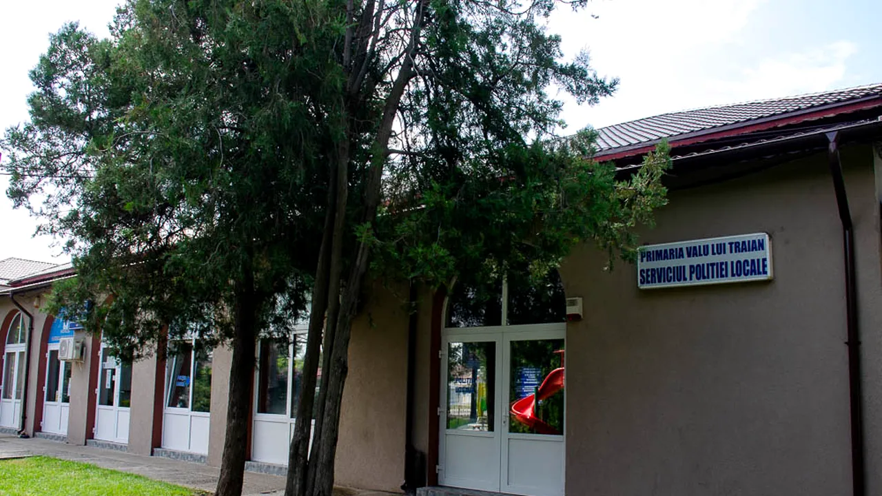 Șeful Poliției Locale dintr-o localitate din Constanța este acuzat de angajați și localnici că îi șantajează și chiar îi agresează fizic. Ce au decis superiorii