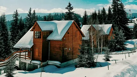 Cazări aproape EPUIZATE în stațiunile montane. Cât costă un sejur