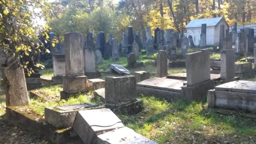 Dosar pentru doi adolescenți care au făcut Parkour în Cimitirul Evreiesc din Reghin. Zece morminte au fost distruse