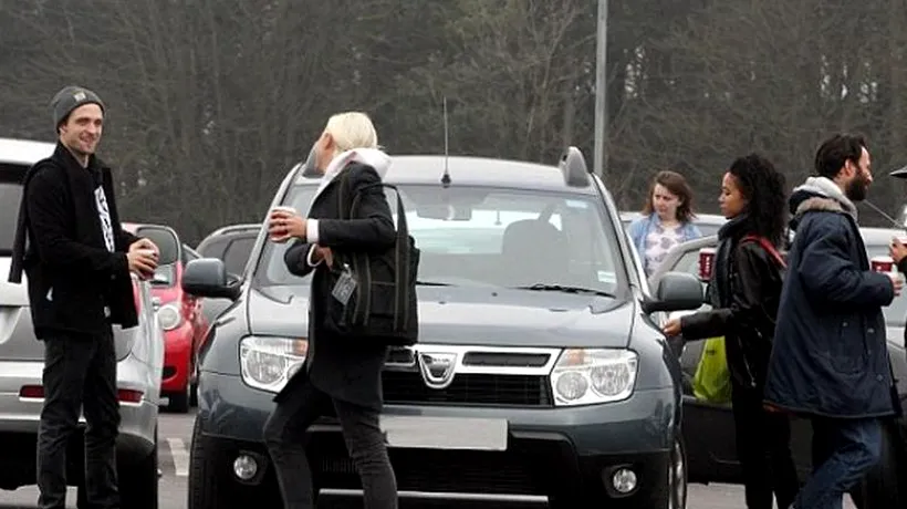Un celebru actor de la Hollywood, surprins de paparazzi în Manchester în timp ce făcea plinul la o Dacia Duster