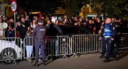 Peste 200 de susținători ai lui Călin Georgescu încă scandează în fața arestului central. „Arestați-ne pe toți!”. Ce mesaje continuă să se audă din mulțime