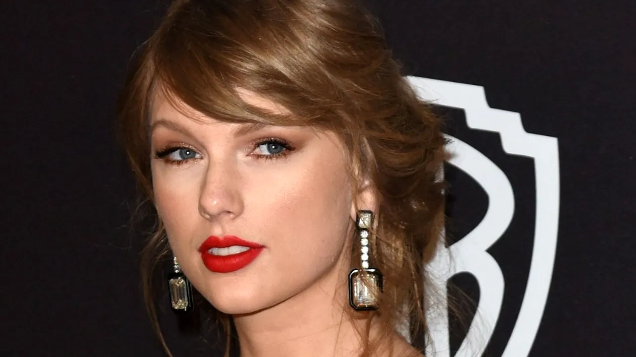 Cu mașina FURATĂ la Taylor Swift în POARTĂ. Hoțul i-a avariat gardul în miez de noapte