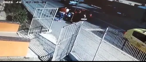 Imagini șocante la o grădiniță din Craiova. O mamă își ia copiii cu forța și îi duce într-o mașină (VIDEO)