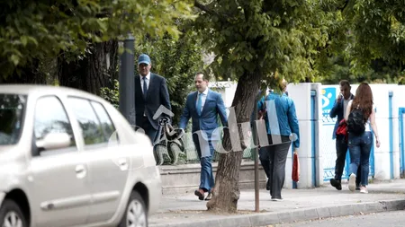 Florin Cîțu, relaxat alături de SPP-iști pe stradă. Pe unde s-a plimbat premierul (FOTO-VIDEO)