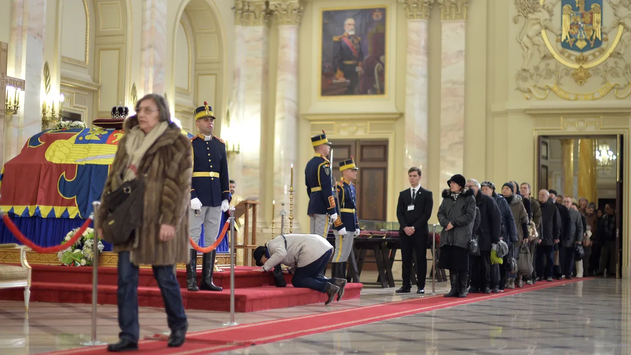 După o noapte albă, mii de români au venit la Palatul Regal  pentru a-i aduce un omagiu Regelui Mihai. Primii reprezentanți ai Caselor Regale care sosesc vineri la București. Programul funeraliilor