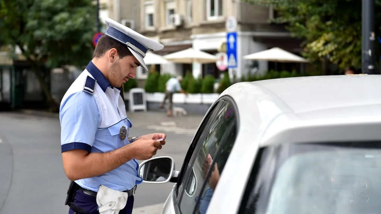 AMENDĂ de 4.500 de lei pentru șoferii care nu au asta la ei când sunt opriți. Puțini știu cât de mult trebuie să plătească