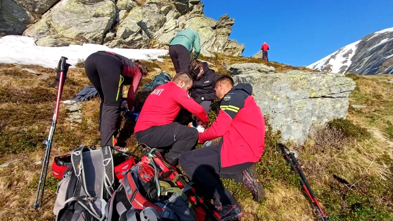 17 turiști, blocați pe munte din cauza unei viituri produse în Argeș/Ce a pățit un bărbat care se îndrepta spre vârful Lespezi