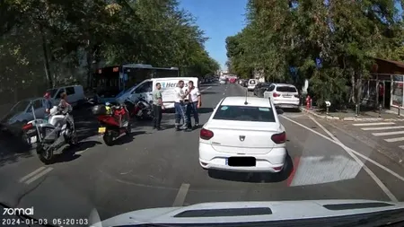 Accident pe Șoseaua Viilor din Capitală. Un polițist de la Rutieră, transportat la spital după ce motocicleta sa s-a ciocnit cu un autoturism