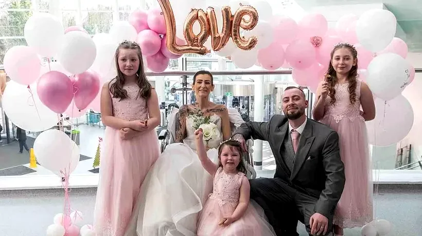 FOTO: O femeie diagnosticată cu CANCER în fază terminală s-a căsătorit cu bărbatul alături de care are trei copii în spital