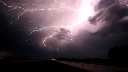 Record mondial de lungime pentru un fulger care s-a produs în Statele Unite. Pe câte sute de kilometri s-a întins