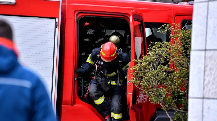 Un copil și doi adulți au ajuns la spital, după ce au suferit ARSURI în urma unui incendiu izbucnit la un fast-food din Ilfov
