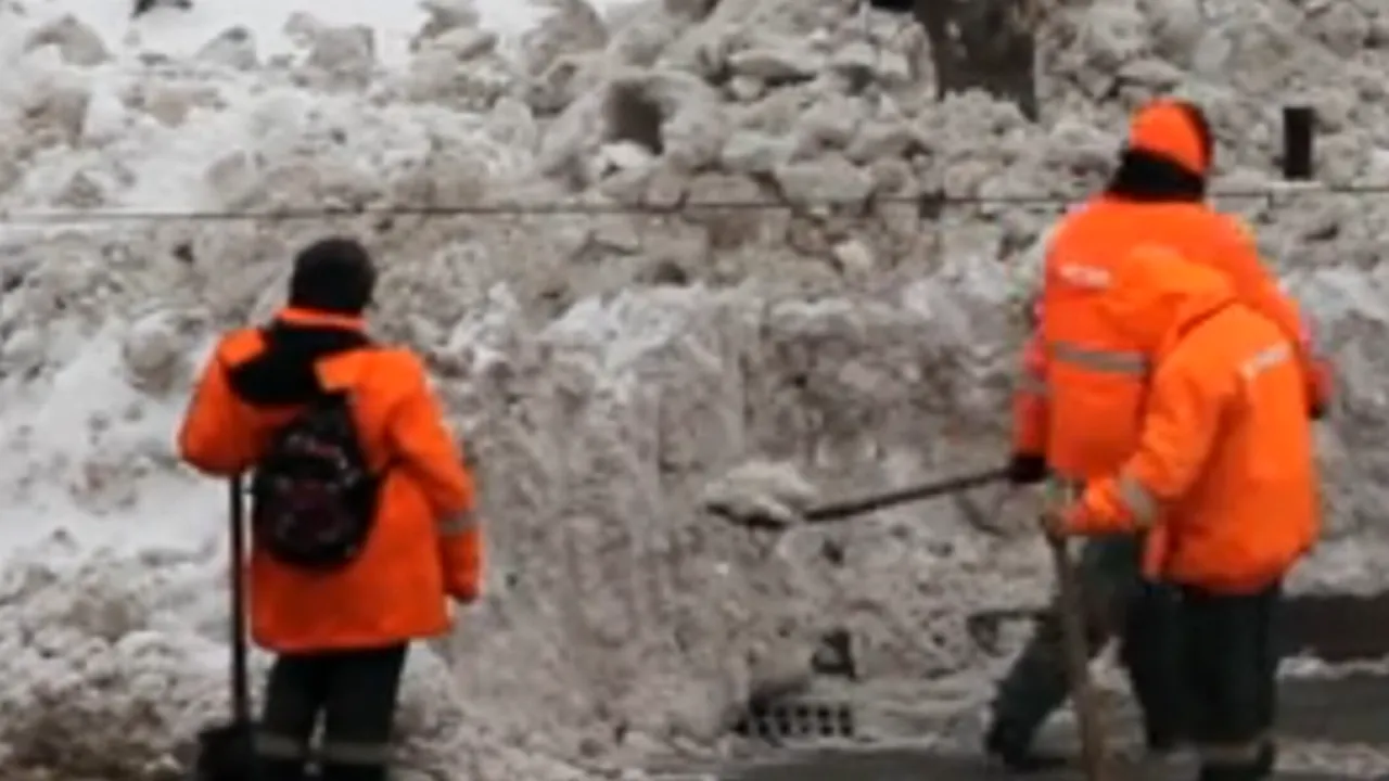 VIRALUL ZILEI: Cum are loc acțiunea de deszăpezire în sectorul 3 din București. VIDEO