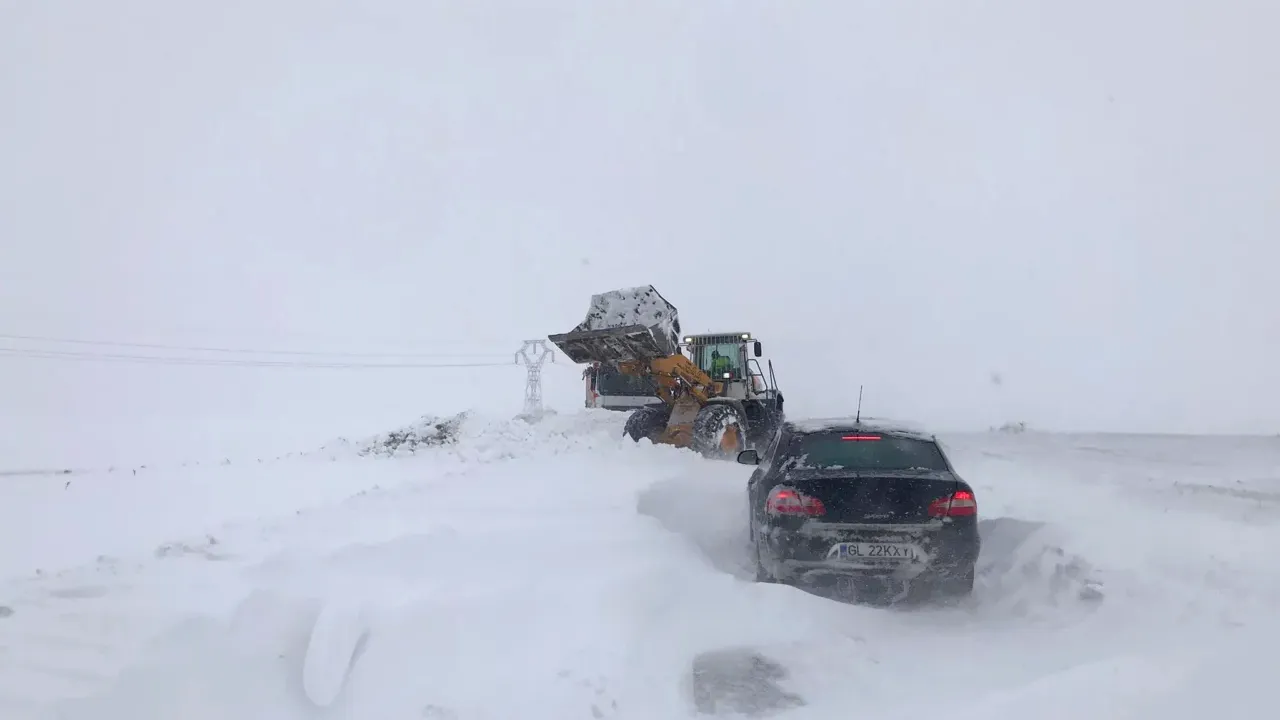 TRAFIC RUTIER: Mai multe drumuri din țară, închise din cauza vremii