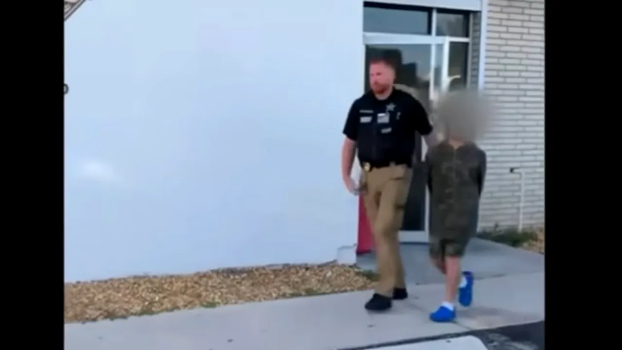 Un puști de zece ani, arestat după ce a amenințat că va comite o crimă în masă. „Acum nu este momentul să te comporți ca un mic delincvent. Nu este amuzant”