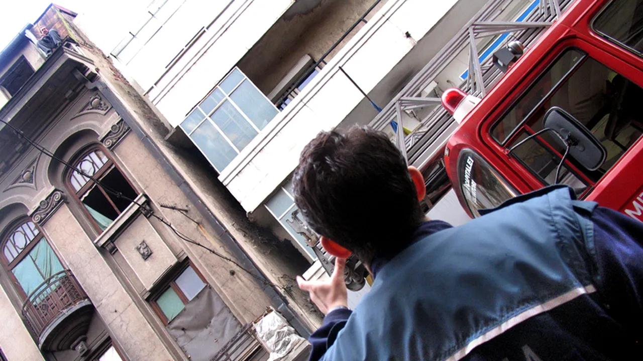 Trei persoane s-au urcat pe acoperișul unui imobil din Capitală și amenință că se sinucid