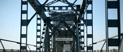 Un muncitor care lucra pe podul Giurgiu-Ruse a căzut în apele Dunării, împreună cu schela de care era legat